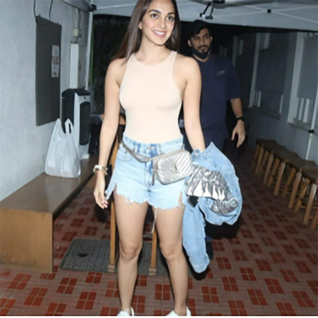 Bollywood Actress Kiara Advani's Waist Pack In Discussion, You Will Be Surprised To Listen To The Worth-1_Pic Credit-Google